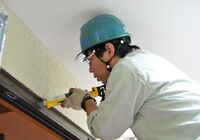 シーリングをする男性スタッフ
